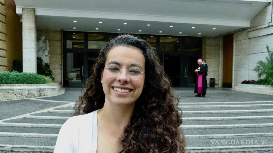 Joven mexicana conquista con alegría la cumbre de obispos en el Vaticano