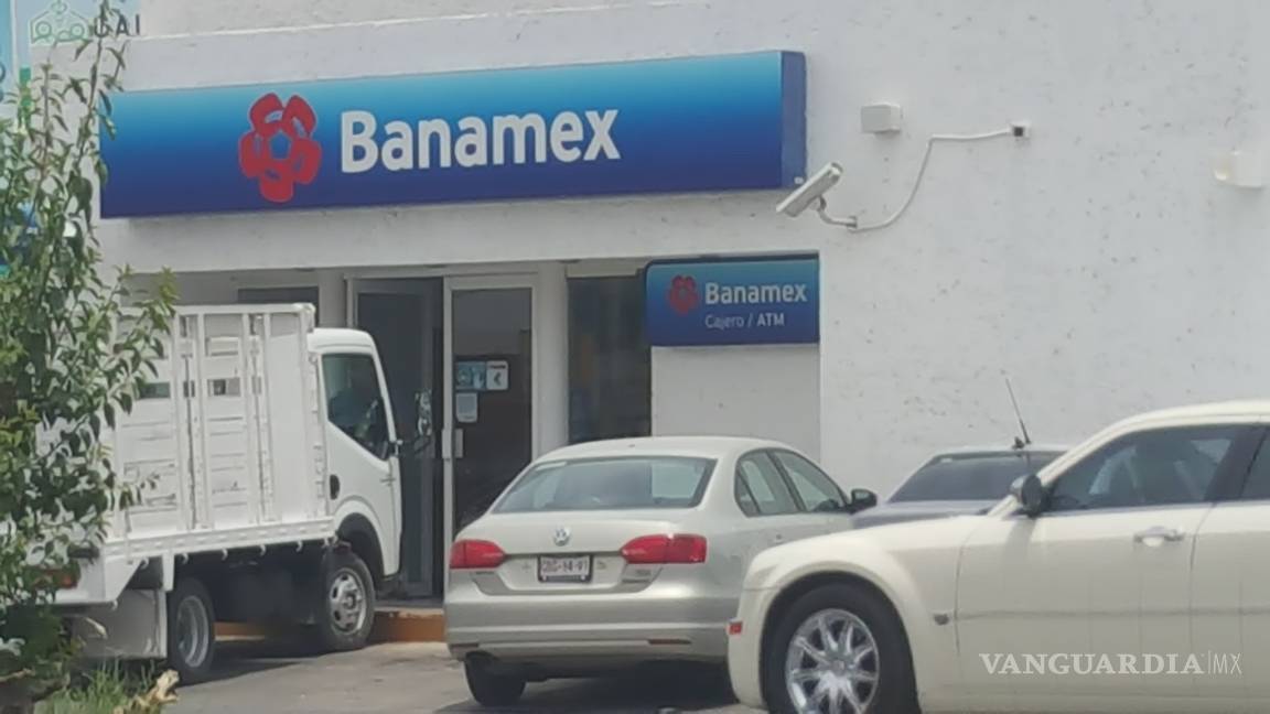 $!A balazos lo asaltan en estacionamiento de Banamex en Torreón