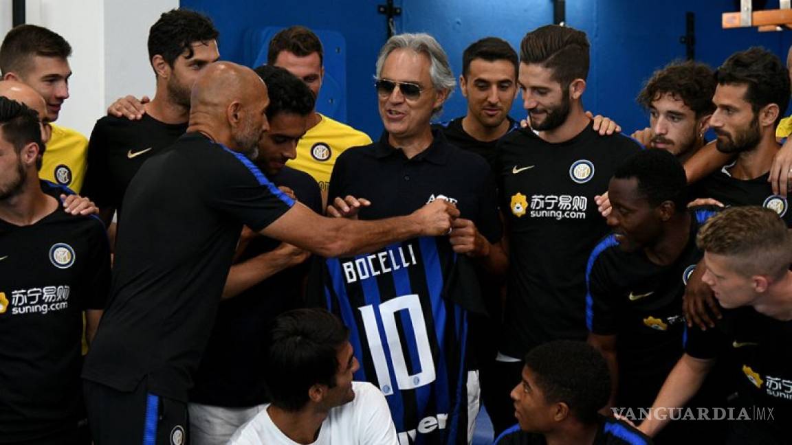 Andrea Bocelli da concierto privado al plantel del Inter de Milan
