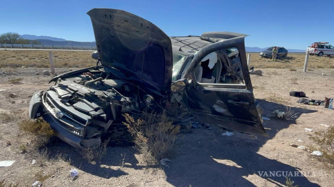 Vuelca familia canadiense en la Torreón-Saltillo; dos resultan lesionados