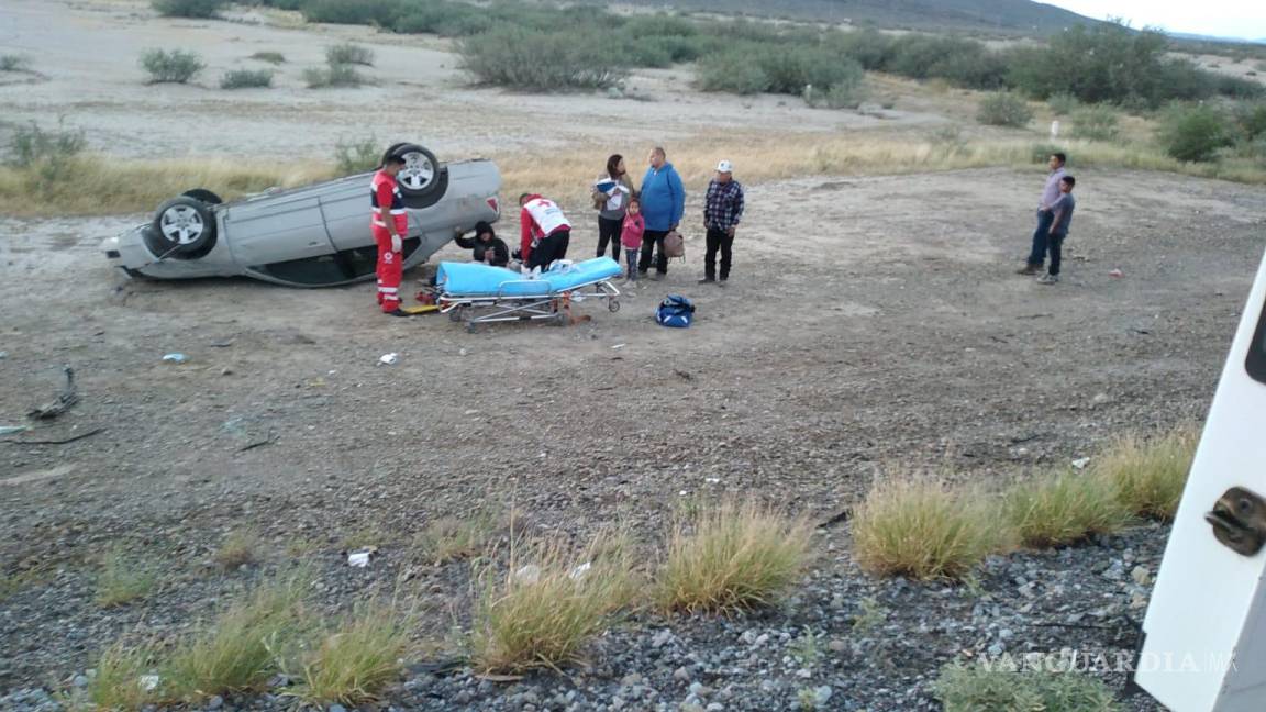 Vuelca auto con seis familiares a bordo en la carretera Saltillo-Torreón
