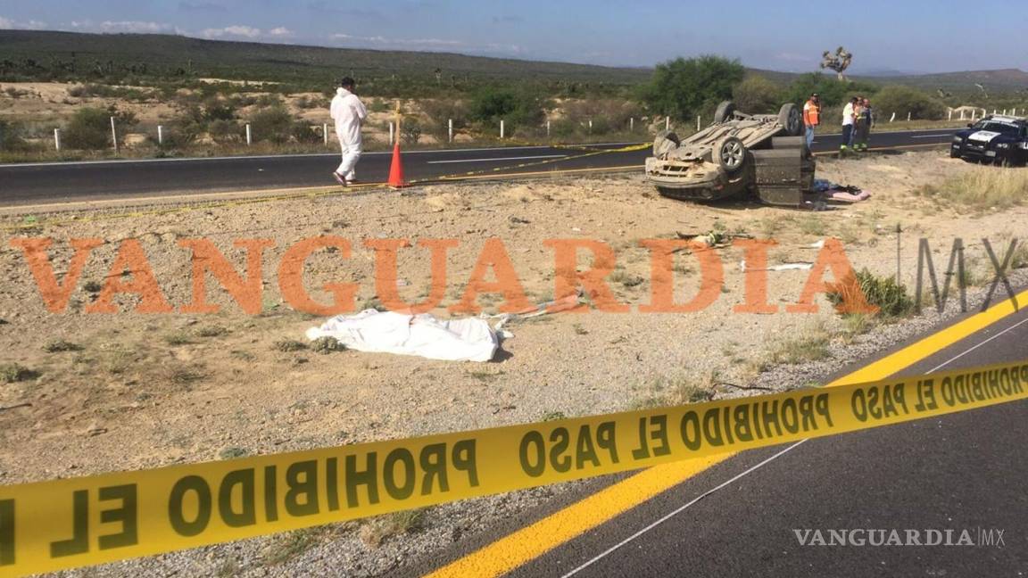 Mujer pierde la vida en volcadura sobre la carretera a Torreón