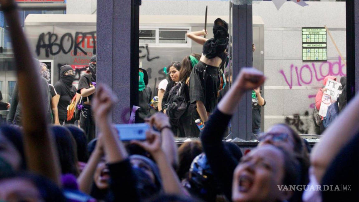 Grupos feministas vandalizan estación de Metrobús Insurgentes en CDMX; agreden a reportero durante marcha