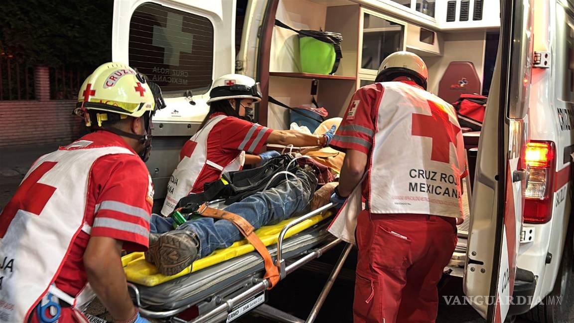 $!El hombre fue atendido por paramédicos y trasladado grave al Hospital General.