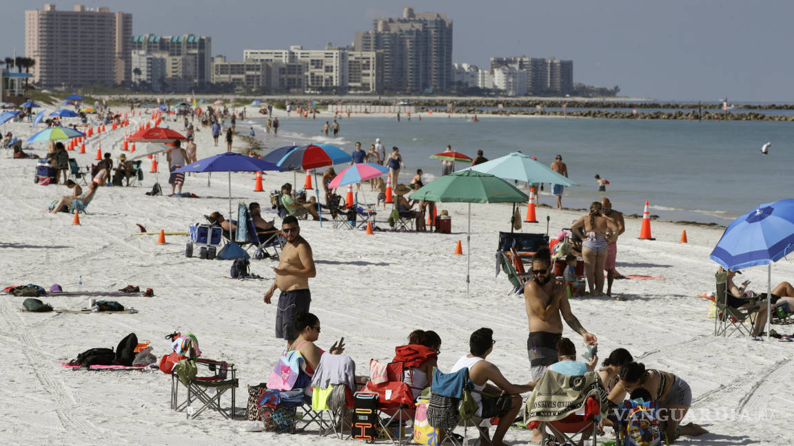 Pese al alza de casos, saturan las playas de Florida