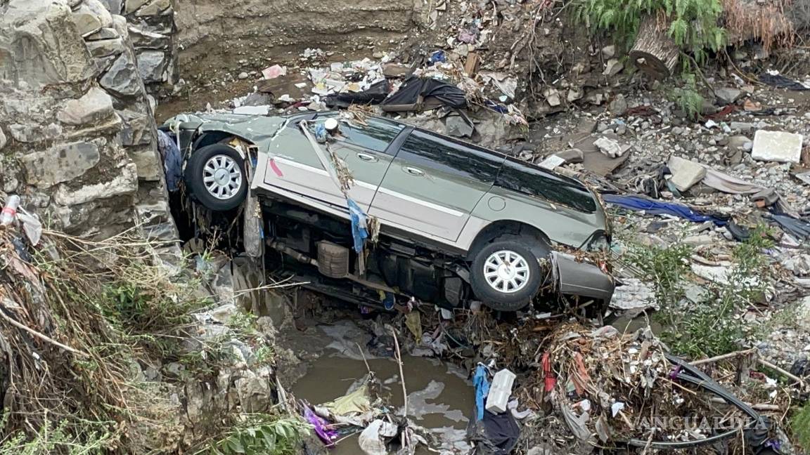 Saltillo: durante las lluvias, dos autos son arrastrados hasta el fondo de un arroyo en La Esmeralda