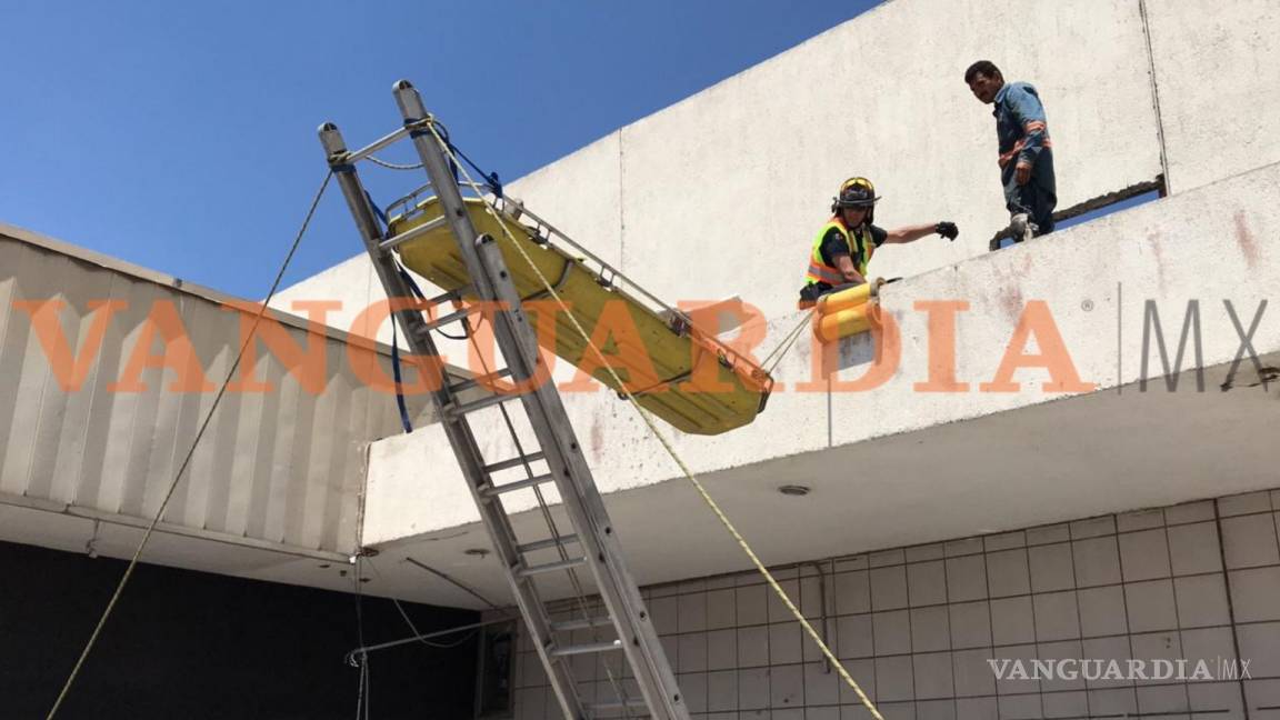 $!Bomberos rescatan a albañil caído de andamio en segundo piso en Saltillo