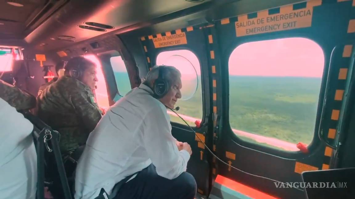 Sobrevuela Obrador obras del Tren Maya en helicóptero militar