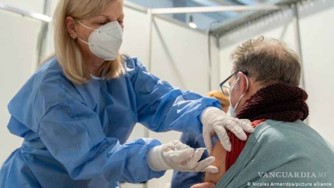 Enfermera ‘vacunó’ con solución salina a miles de adultos mayores en Alemania