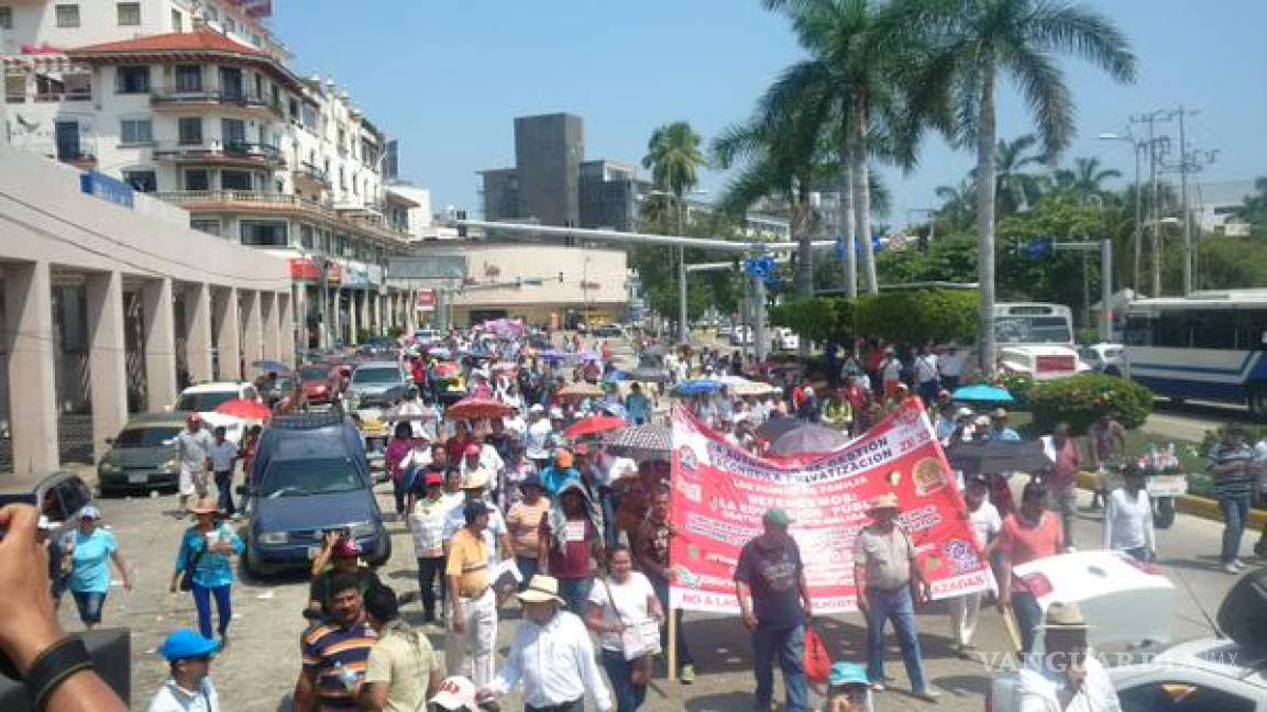 Marchan maestros en Acapulco y Chilpancingo