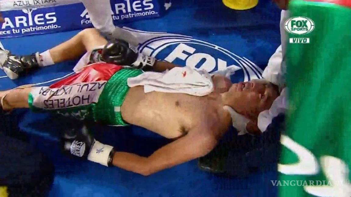 Boxeador mexicano se desploma en el cuadrilátero y está en coma inducido
