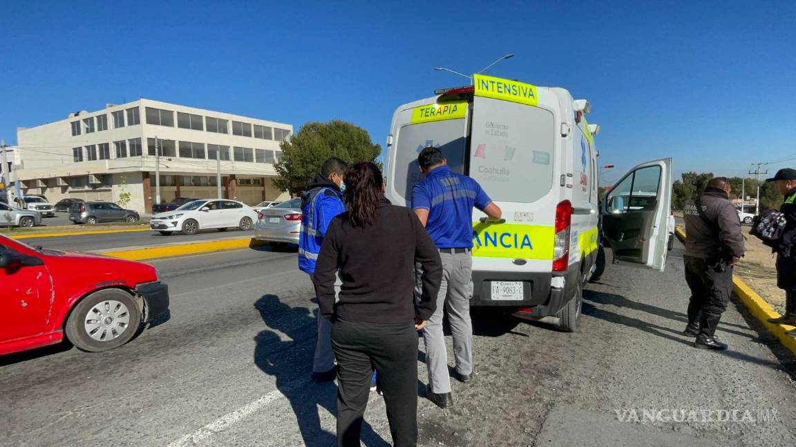 $!Paramédicos de la Secretaría de Salud atendieron a la menor en el bulevar Antonio Cárdenas.