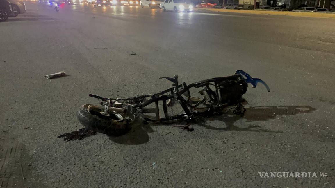 Saltillo: muere motociclista en brutal accidente en V. Carranza; tres horas después, el cuerpo sigue sin ser levantado