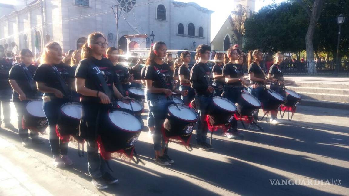 Desfilan por Aniversario del Ateneo Fuente en Saltillo