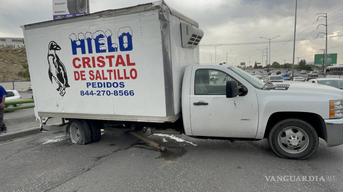 ¡Por eso no hay hielo en Saltillo! Se descompone camión a medio Periférico