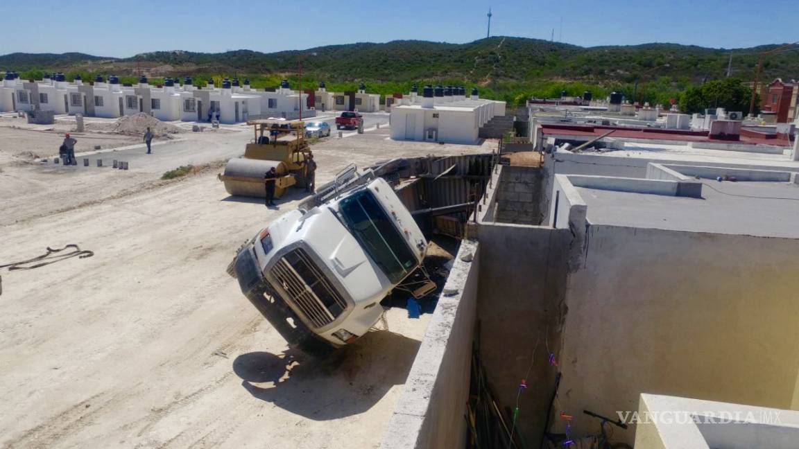 A punto de causar tragedia camión que cae sobre una vivienda en Acuña