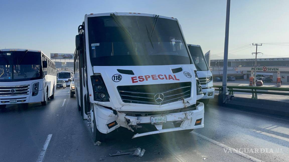 Embiste camión a auto varado por falla mecánica en bulevar de Saltillo
