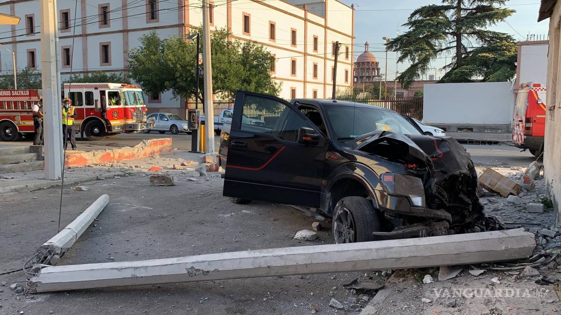 Ebrio conductor se estrella contra una barda y un poste en pleno Centro de Saltillo