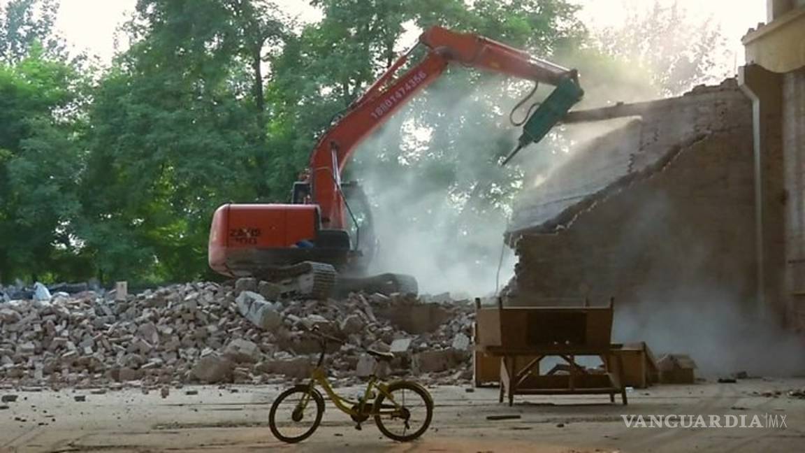 $!Ai Weiwei denuncia en redes sociales la demolición de su estudio en Pekín