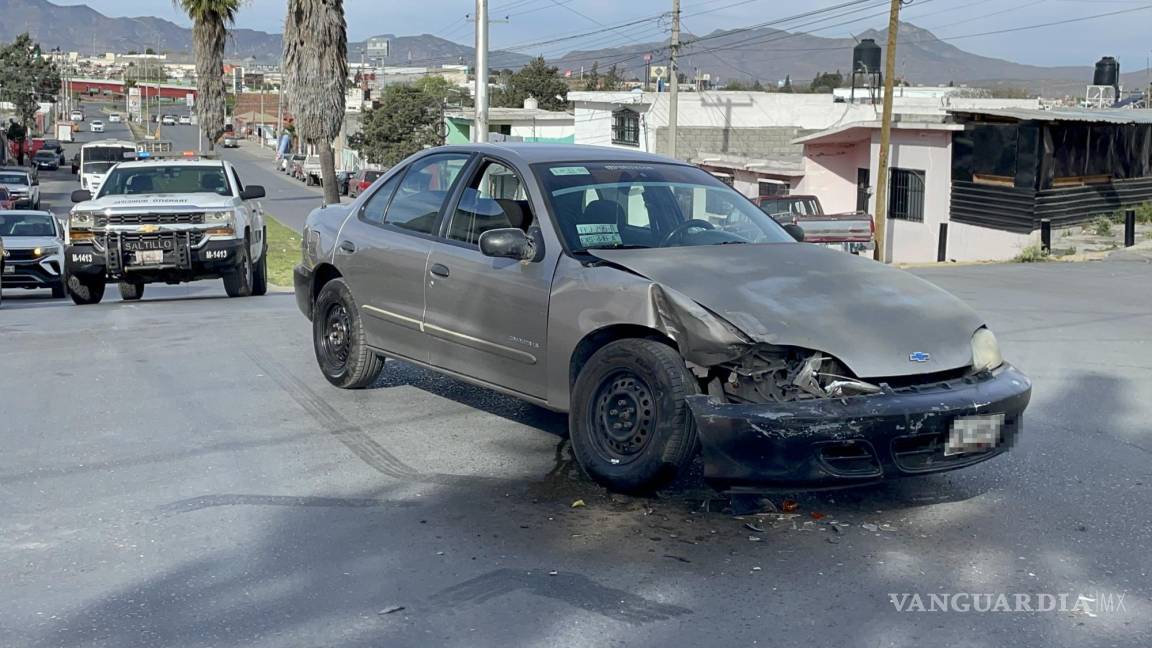 Joven ignora señalamiento de alto y choca al sur de Saltillo