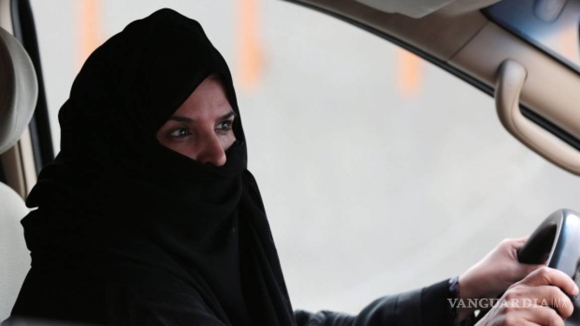 Comienzan a expedir permisos de conducir a mujeres árabes