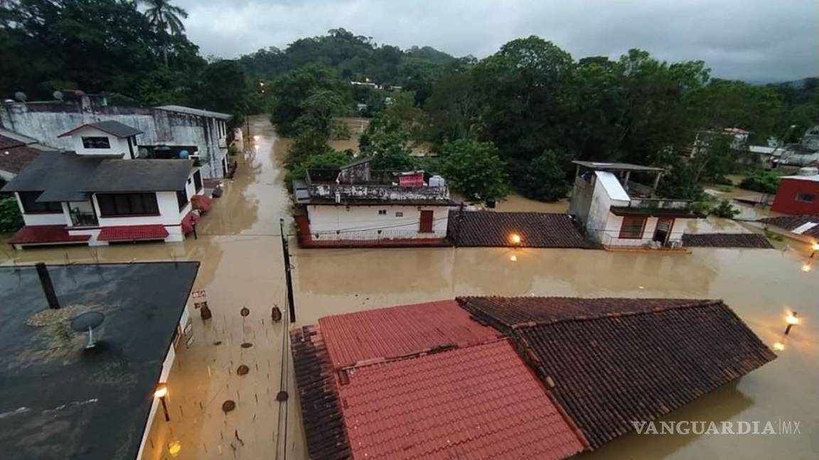 En Tabasco pobladores están en techos de sus hogares, por inundaciones