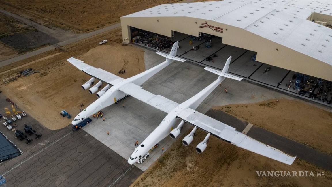 El avión más grande del mundo, el Stratolaunch, despegó en los EU
