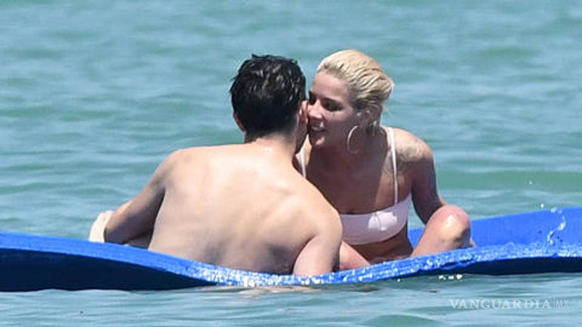 $!Captan a Halsey con atrevido bikini