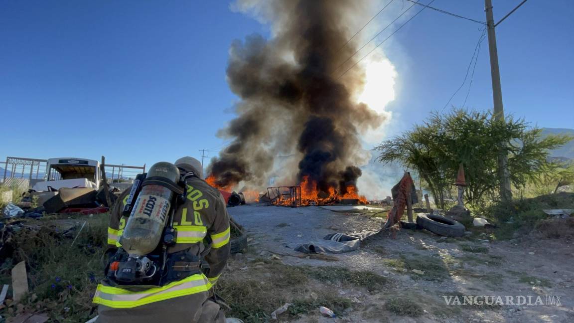 Incendio en deshuesadero alerta a los bomberos de Saltillo; propietario señala a motociclista