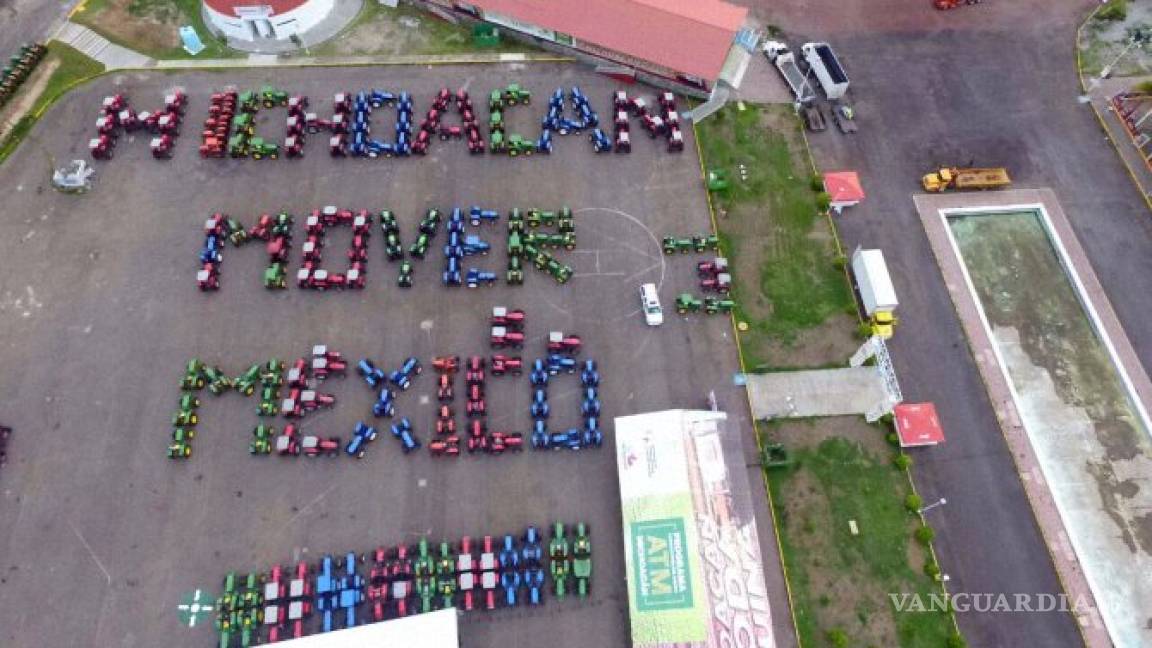 En Michoacán armaron letrero con tractores para recibir a Peña Nieto