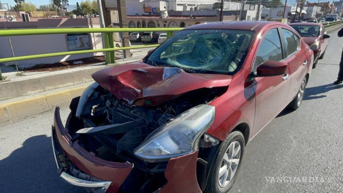 $!El Nissan Versa involucrado presentó severos daños en la parte frontal y en el parabrisas.