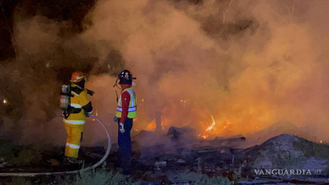 Incendio arrasa con tejabán y daña cableado de luz, en Ramos Arizpe