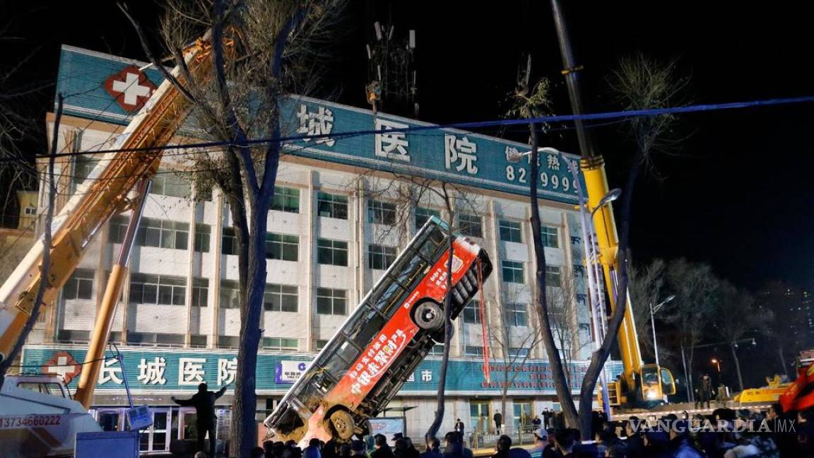 Socavón se abre debajo de un camión en China; mueren 6 personas y hay cuatro desaparecidos