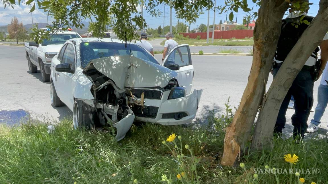 Le cierran el paso y se estrella contra árbol al sur de Saltillo; trasladan a conductora al hospital