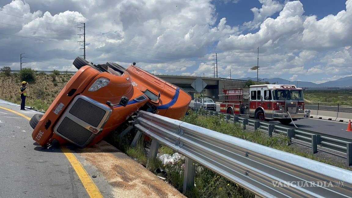 Pierde la vida trailero en la carretera a Zacatecas; unidad terminó incrustada en barra de contención