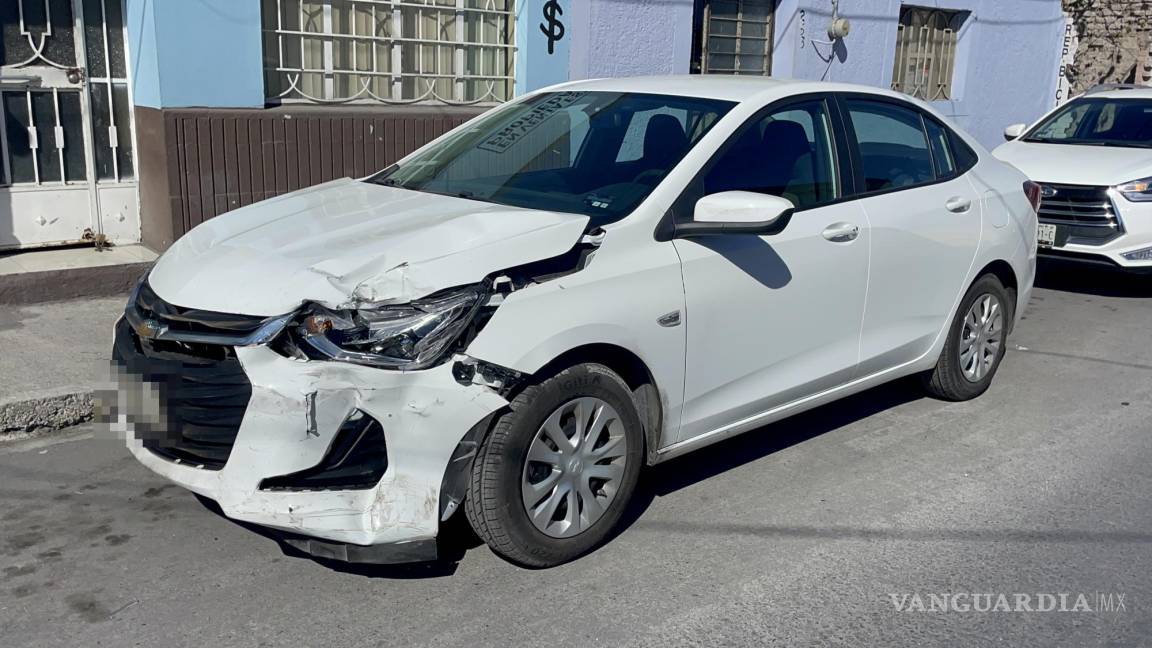 Choque en la Zona Centro de Saltillo deja dos autos dañados, sin heridos