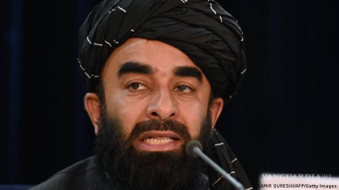 Líder talibán asegura trabajo y educación para mujeres