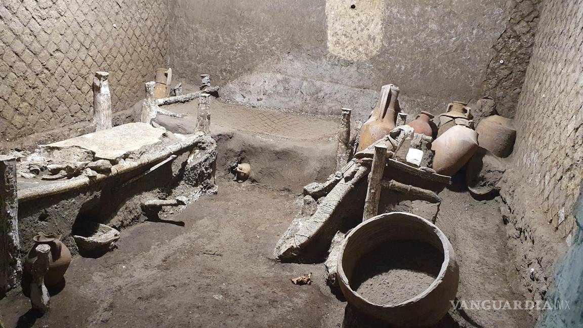 $!Vista de la estancia pequeña, en la que vivían unos esclavos, posiblemente una familia con un hijo, que se encargaban del mantenimiento de la villa de sus dueños, descubierta en una excavación en una zona del norte de Pompeya (sur de Italia), la ciudad que quedó sepultada en el 79 dc. por la erupción del Vesubio. EFE/Parque Arqueológico de Pompeya