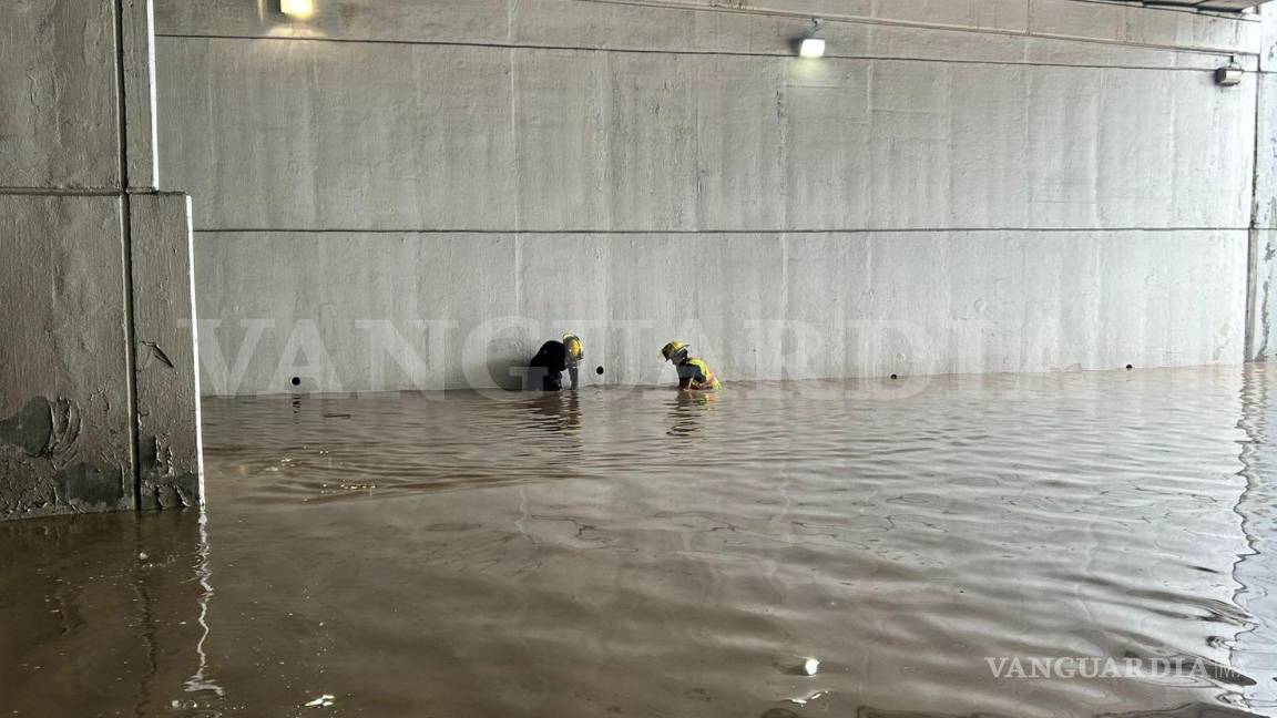 Intensas lluvias al sur de Saltillo provocan estancamiento de agua en desnivel del periférico LEA