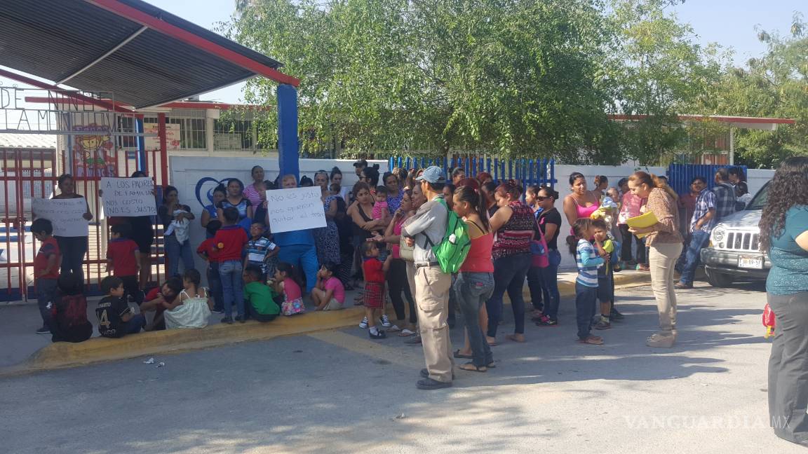 $!Padres protestan para evitar retiro del techo estructural de escuela en Monclova