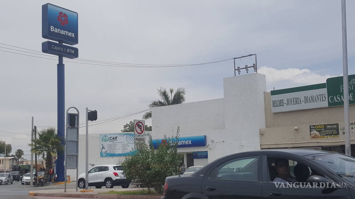 A balazos lo asaltan en estacionamiento de Banamex en Torreón