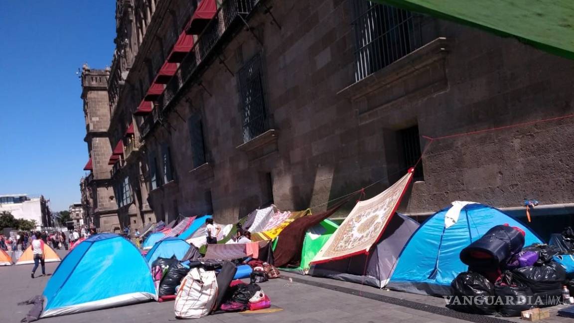 Más desplazados de Guerrero llegan a Palacio Nacional; les dicen que no darán 'atención especial'