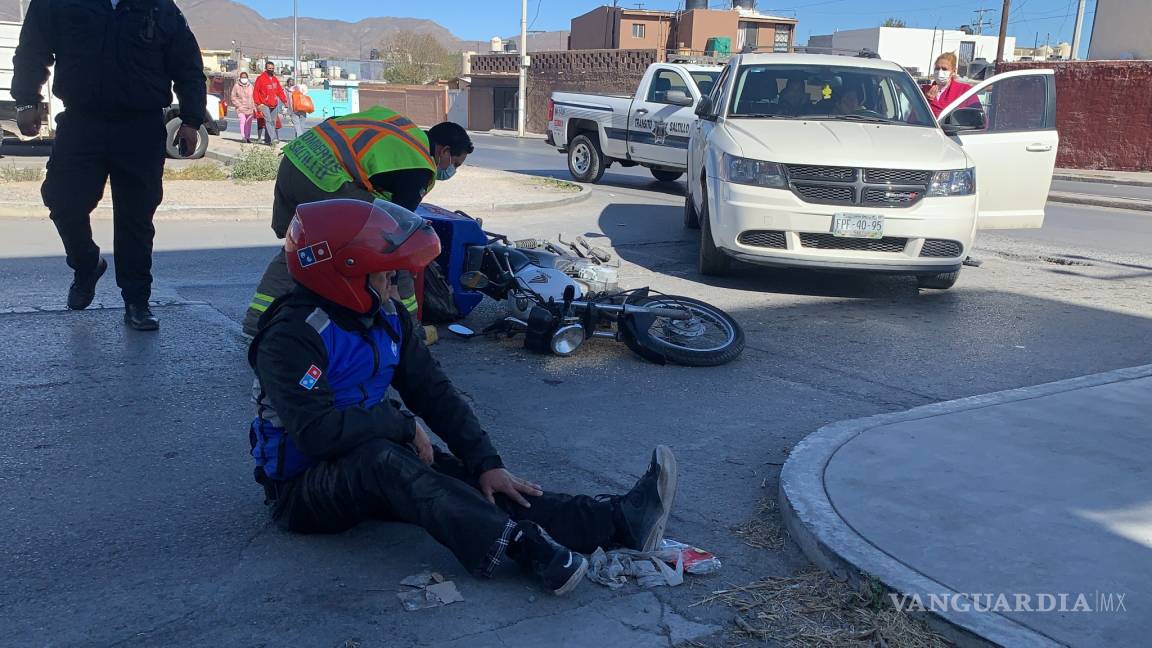 Dejan con leves lesiones a dos motociclistas al norte de Saltillo