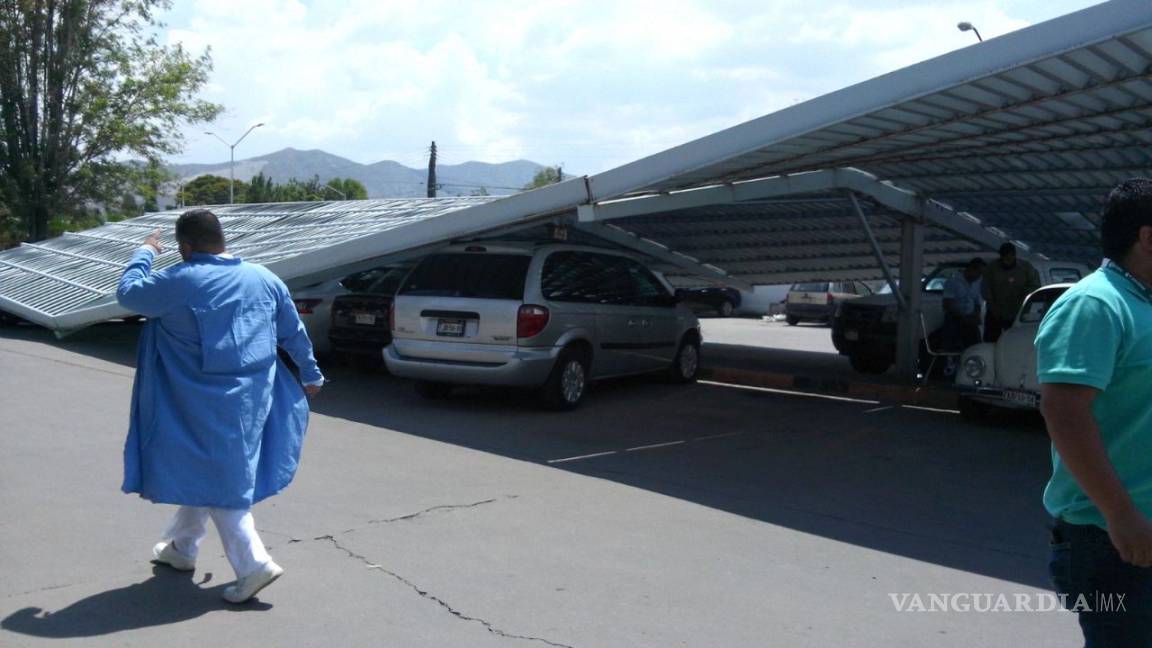 $!Cae techado sobre vehículos en estacionamiento del IMSS en Torreón