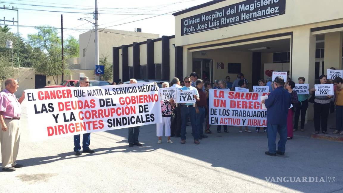 $!Maestros de Monclova realizan manifestación en la clínica del Magisterio por deficiencias en servicio médico