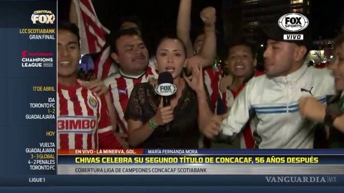 Fanáticos de Chivas 'manosean' a reportera de Fox Sports durante los festejos del título