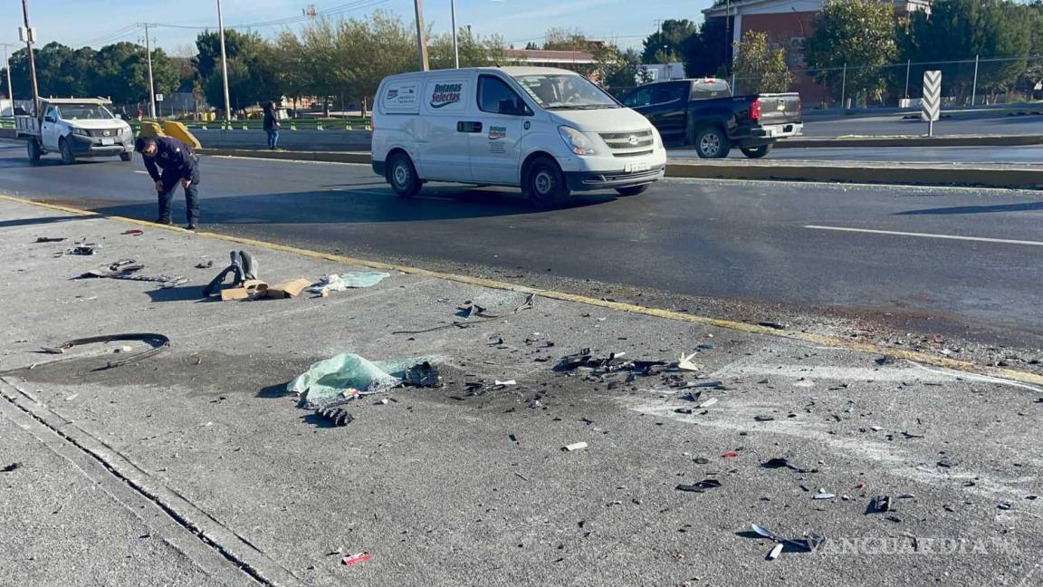 $!El área del choque en Saltillo sigue siendo escenario de labores forenses.