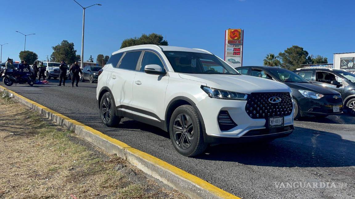 $!La camioneta involucrada presentó daños en el retrovisor izquierdo.