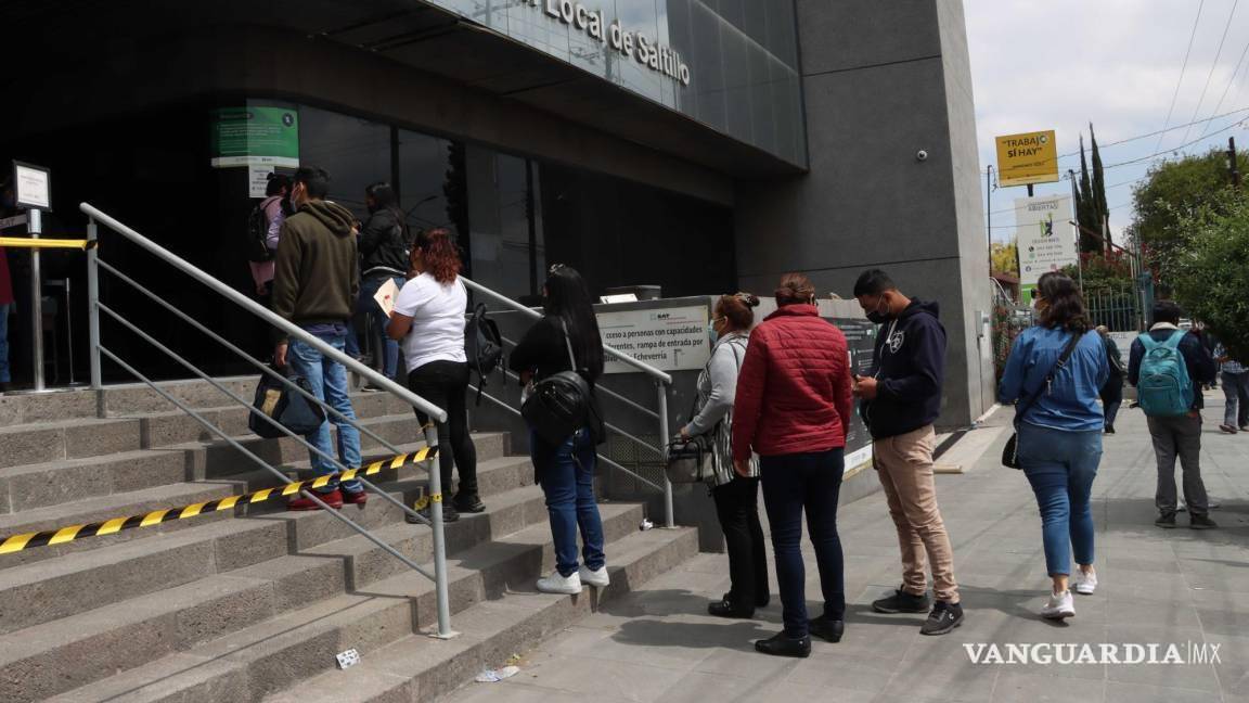 $!Usuarios han tenido que pasar varias horas haciendo fila para realizar trámites en el SAT.
