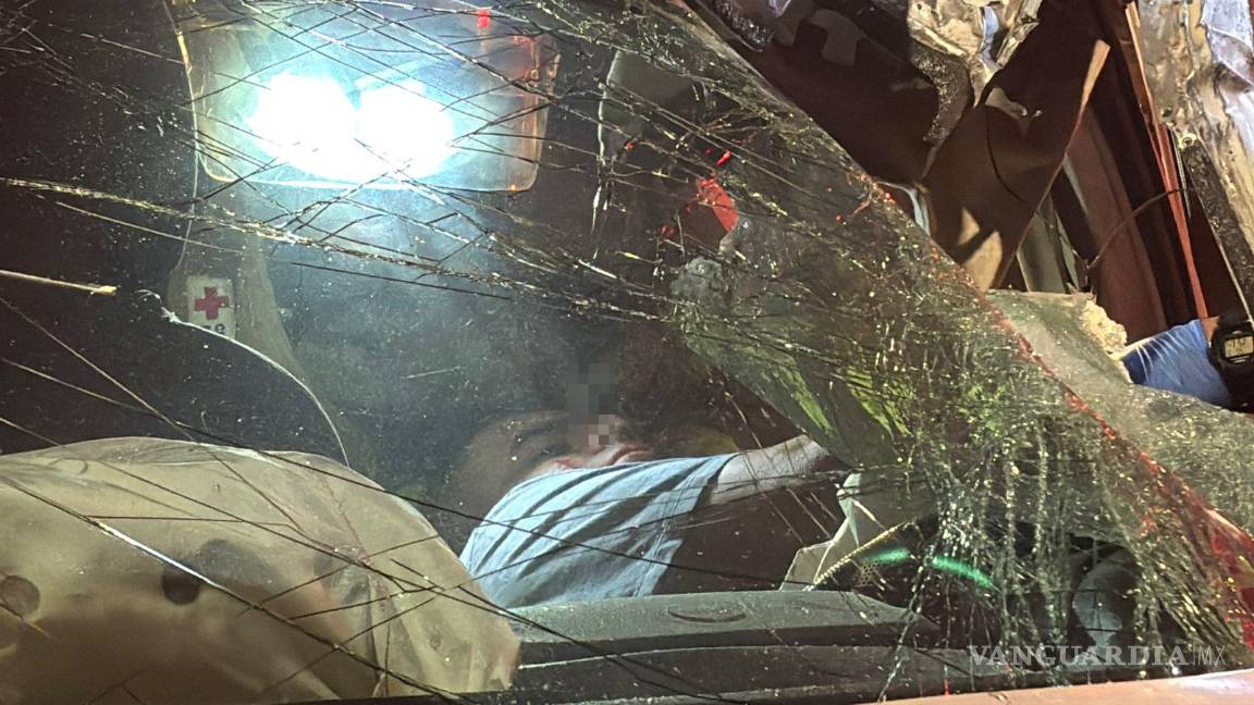 $!Bomberos utilizan equipo hidráulico para liberar al conductor atrapado entre los hierros retorcidos.